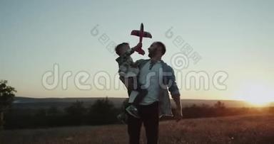 一起度过完美的时光，爸爸和他的儿子，在日落时玩一架<strong>大飞机</strong>，梦想成真。